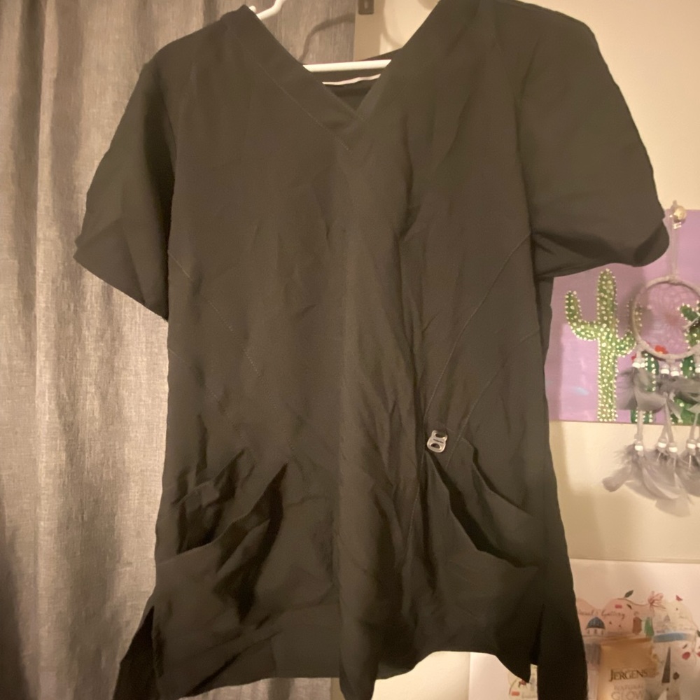 Wonderwink 4 pocket scrub top in Black. Size: Medium